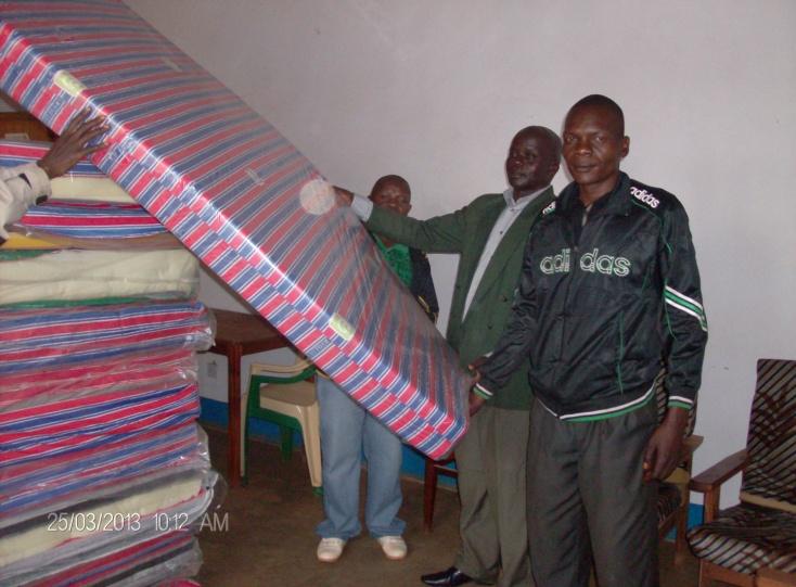 Chairperson receives mattresses at Avari Health Centre.
