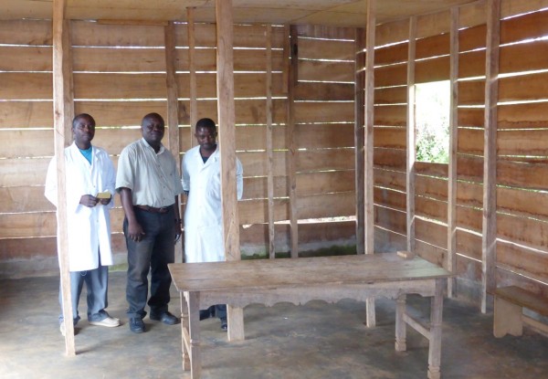 Wooden outpatient structure for child vaccinations, Mutendero